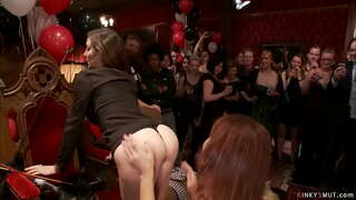 Dos grans pits MILF esclaus Simone Sonay i Syren de Mer públic Bday partit de la senyora Princesa Donna Dolore obtenir gorges banged