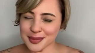 Нишаста дар коленях шавҳар