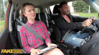 Жалған жүргізуші мектеп оқушысы Эмилия Арганның нұсқаушысына ашық ауада кофе сатып алады