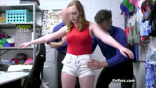 Busty teen gags sur malmola kokoj de du gardistoj