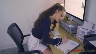 Virgin Nerd Chwaer yn Canfod Frawd Ceiliog Diddorol