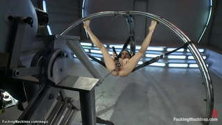 Pigtailed solo Brunete Latina babe Sara Luvv sloksnes Apakšveļa Zeķes un pēc tam fucks mašīna un izpaužas intensīva orgasms dažādās pozīcijās