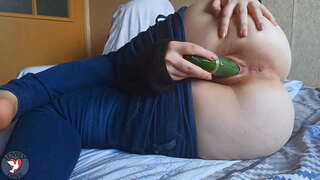 PAWG น่ารักกระโดดยังไงพวของเธอแน่นจิ๋มกับนา cucumber