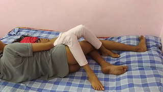 Το Κολέγιο Κορίτσι Παίρνει Άσχημη Σε Ένα Πουλί Με Μαύρα Εσώρουχα