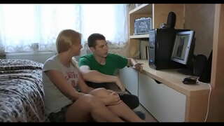 Сімпатычная брунэтка скача верхам на тоўстым члене