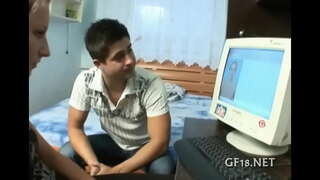 Urât tipa ridică picioarele ei lungi.