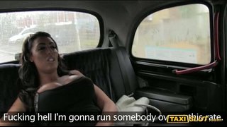 Énorme juggs Ava foré avec le pilote à l&#039;arrière de son taxi