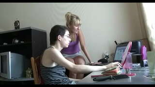 І тады хлопец бярэцца за сваю ручку