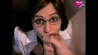 Gözlüklü sevimli hatun iyi olur