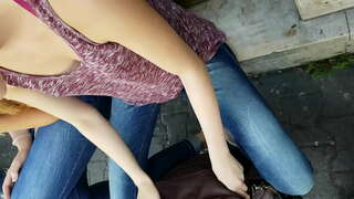 момичета с даунблоус в уличном паблике