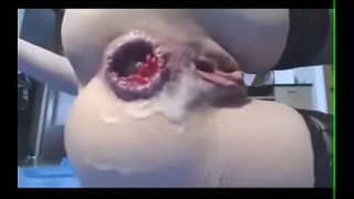 кулакуюча підліткова кобила до вражаючого сквіртінгового оргазму