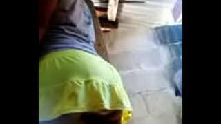 U mom žutu suknju i ljubičaste gaćice.