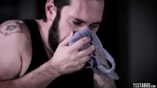 Søte dama handler grov sex for en gratis kost og losji