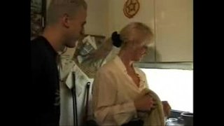 XXX&amp;quot;Homemade&amp;quot; germana video Varmega panjo prenas filo kaj lia friendXXX