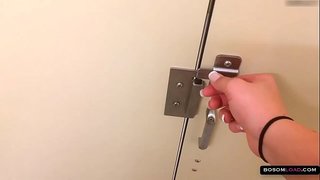 Миле висока клуб бринета пичка прстите &amp;amp; големи природни цицки