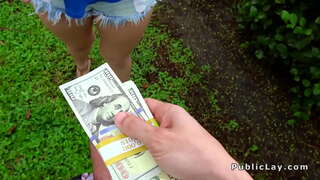 Casgen swigen melyn ganu mewn garej yn gyhoeddus