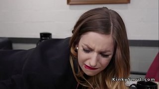 Брюнетка с большими сиськами начальник анально фингерит свою продавщицу