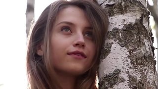 Salds jauna dāma Nicolina noņem viņas drēbes mežā