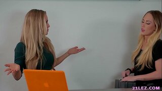 Lesbiche Agente ha catturato da un sexy spy