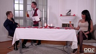 Langbenige Milf Valentina Ricci dubbel gepenetreerd ballen diep tot ze hard orgasmes
