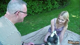 Mladi plavuša pravi starac svršiš u usta