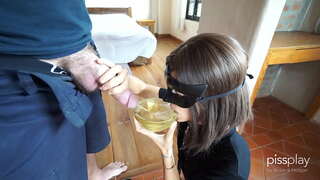 Пычрак Глубокая глотка белән Рвотными позывами өчен Рабыни - Выпивает миску мочи!