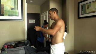 POSLUGA U SOBU! Veliki plen Latino sjeban pseći stil od gosta i proliv na grudima.