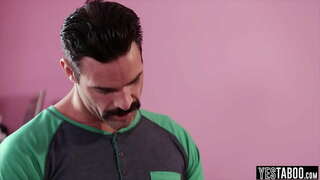 Zomer Dag wordt geneukt door haar stiefvader