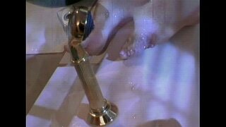 Tesón lesbianas foda en bañeira de auga quente