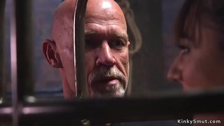 Velho mestre fode morena gostosa escravo garganta profunda até a franja sua buceta na corda de cativeiro