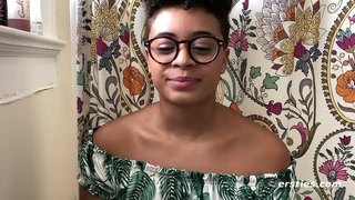 Ebony babe gets off na kavču