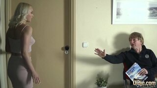 Vana mees tungib kuum hapukas ja plaanid tema pehme niplite