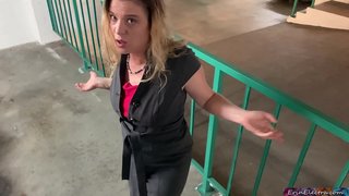 החורגת כועס עליה החורג cums בתוך הכוס שלה