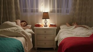 ���েসবিয়ান, মৃদু মজা মধ্যে একটি লাল চুলের, এবং একটি স্বর্ণকেশী কুক্কুট