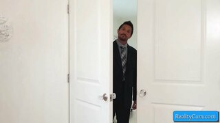 ŏ�爱的十几岁的金发女郎执行惊人口活在一个巨大的白色家伙喜欢它