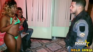 Felszarvazott órát adok, hogy zsaru előtte