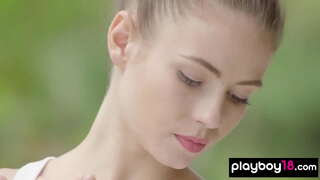 Skinny Brünette Schlampe beim Strippen box training