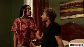 Мүйізді брюнетка Рейчел Старр сорады қатаң Стержень 69 позиция, бұрын распыляется с джизз