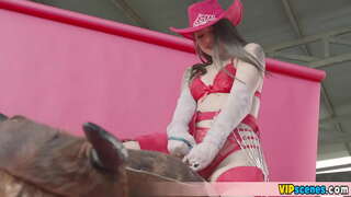 ���్రయత్నిస్తుంది నిర్వహించడానికి పెద్ద ఆత్మవిశ్వాసం ఆమె BF