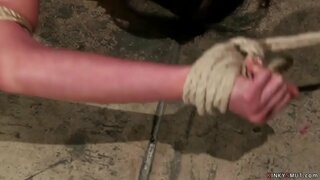 Ашуканая жонка-бландынка з вялікімі сіськамі Чэры Парвала гальштукі і затыкае рот мініяцюрнай брунетцы-азіяцкай масажыстку, у якой раман з мужам, пасля чаго яе трахать ў анал