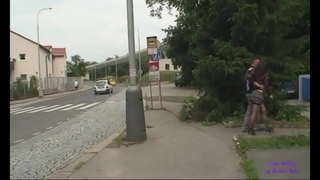 Nyokot hiji ngora janggol bangsat dina hiji sasak dina taman umum