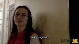 TUTOR4K. লোক জানান, শিক্ষক হবে সে পা ছড়িয়ে কিছু টাকা পেতে জন্য পাঠ