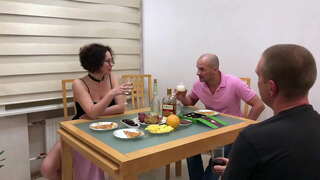 два хлопца трахнули былую аднакласніцу (частка 1)