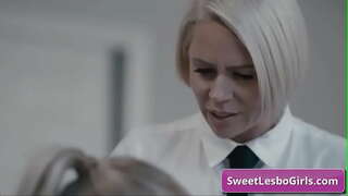 Rigardi naughty milf lesbos ĝuante profundan azeno kaj pussy fingering por longa # da? ranta kulminon en la oficejo